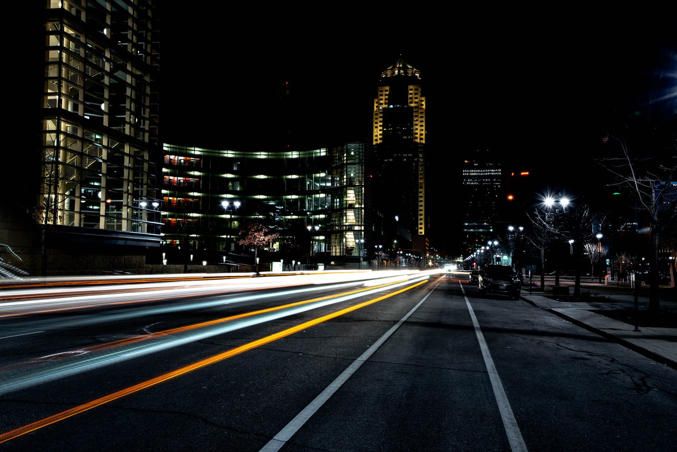 Des Moines downtown at night